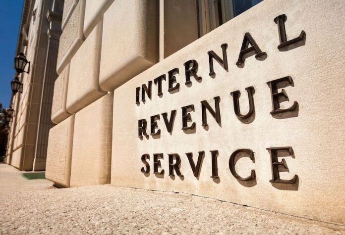 IRS recuerda fecha límite para los contribuyentes que solicitaron prórroga.