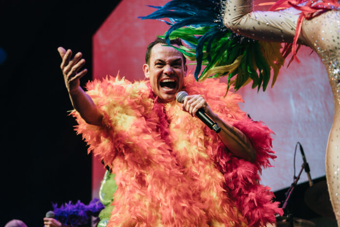 Migguel Anggelo es reconocido por su versatilidad como cantante, actor, creador escénico y productor. (Crédito Ryan Muir)