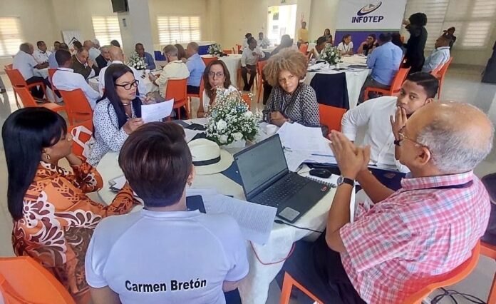 Sarah Hernández junto a Marivell Contreras, José Rafael Sosa y otros integrantes de Adompretur.