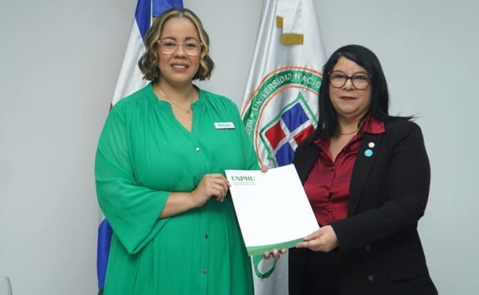 Rosanna Santana, directora ejecutiva de ABRAZA y Patricia Matos, vicerrectora académica de la UNPHU.