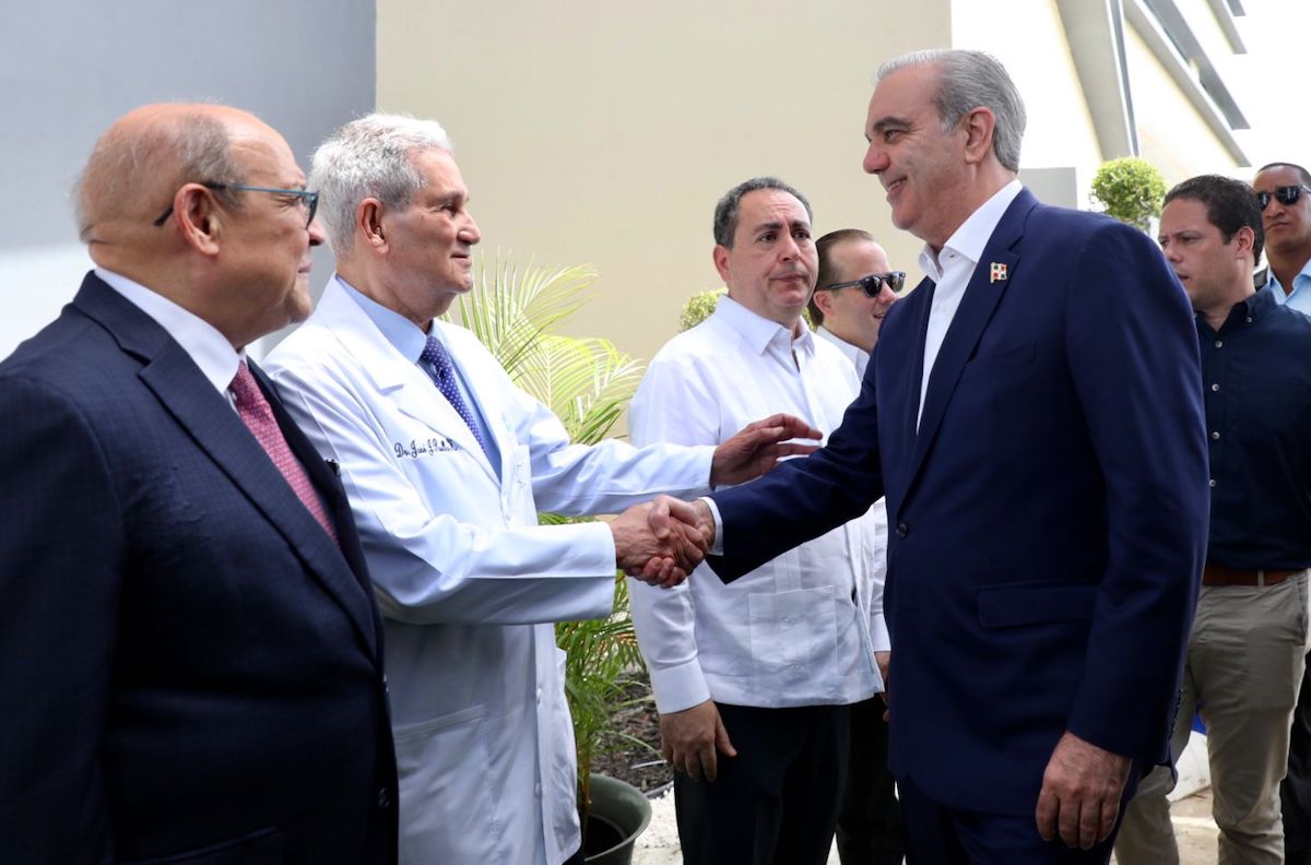 El presidente Luis Abinader y el doctor José Joaquín Puello.