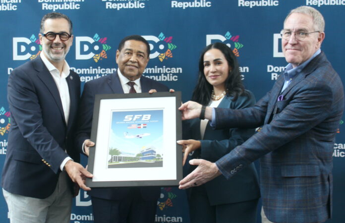 Manuel Luna, cónsul Rafael Rosario, Raquel Reyes y Steve Fussell.