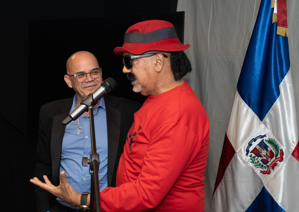 El director de Cultura en el Exterior, Jose Bonilla, junto Rafael Alduey en el personaje de “Chicho Cuento”.