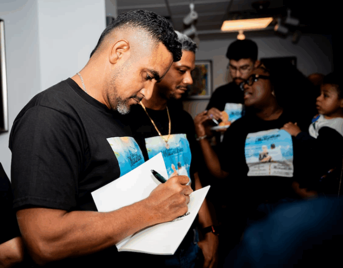 Luiggy Beltré durante la presentación de su libro en New Jersey.