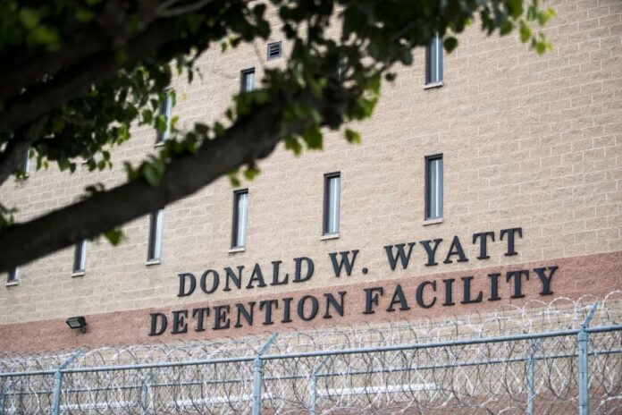 Sentencian a un detenido en el Donald W. Wyatt Detention Center por contrabando.