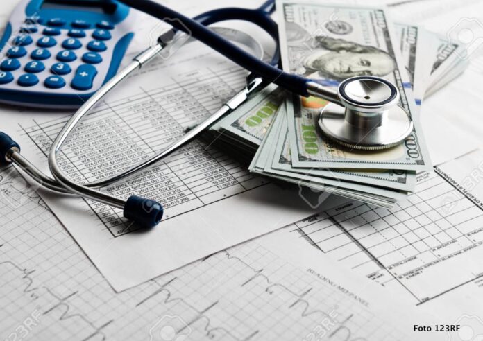 Legisladores se reunieron con líderes del sector salud de Rhode Island para pedir medidas urgentes contra el aumento del costo del seguro médico.