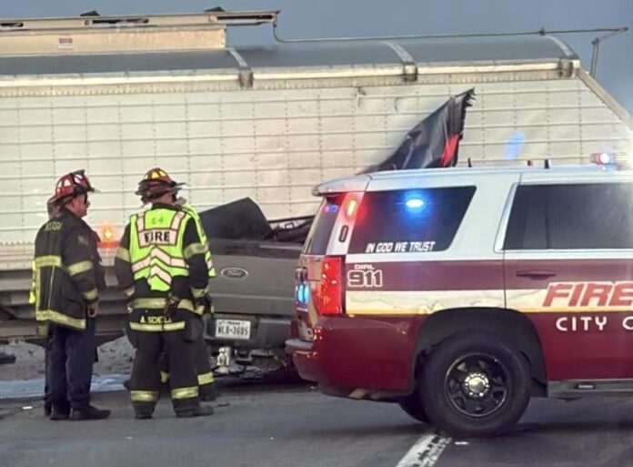 La demanda alega que la colisión fue el resultado de negligencia por parte del camionero Manuel Peña Feria.