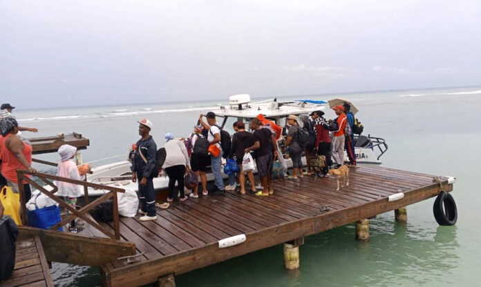 Evacúan la Isla Saona en República Dominicana por efectos de la tormenta Melissa.