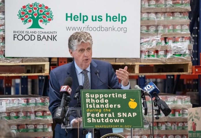 Gobernador Dan McKee.