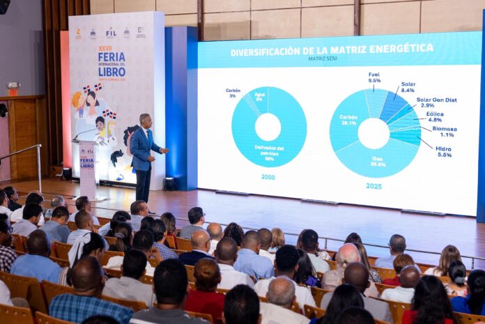 Ministro de Energía y Minas (MEM), Joel Santos, durante la presentación de su conferencia en la Feria Internacional del Libro 2025.