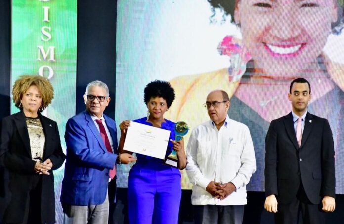 Karina Jiménez ganadora del premio Epifanio Lantigua en la categoría Periodismo Impreso.