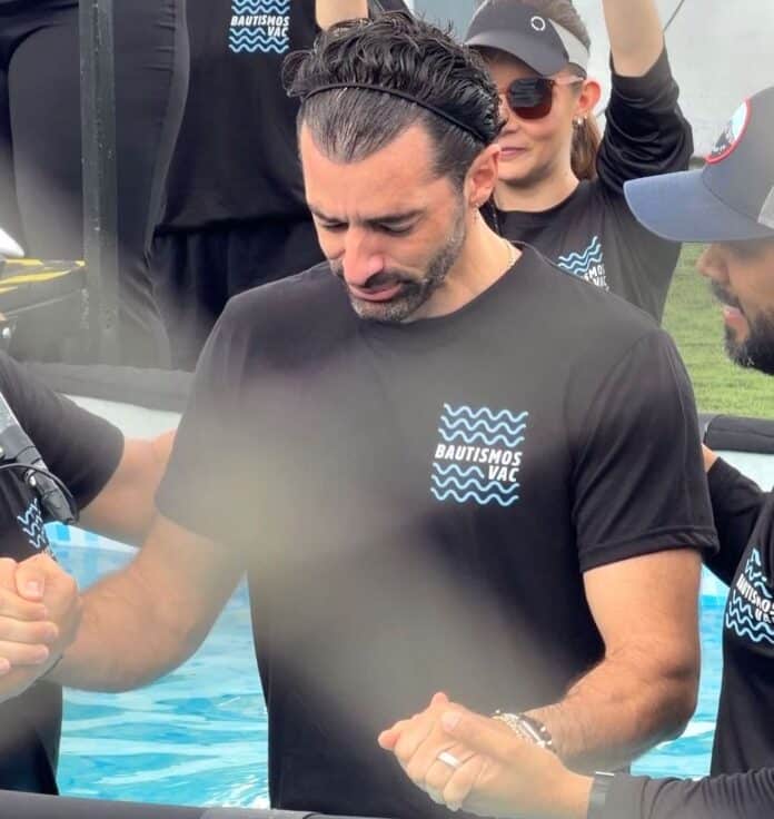 Toni Costa evidentemente emocionado el día en que fue bautizado.