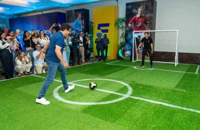 El ministro de Turismo, David Collado, y el exfutbolista uruguayo Diego Forlán.