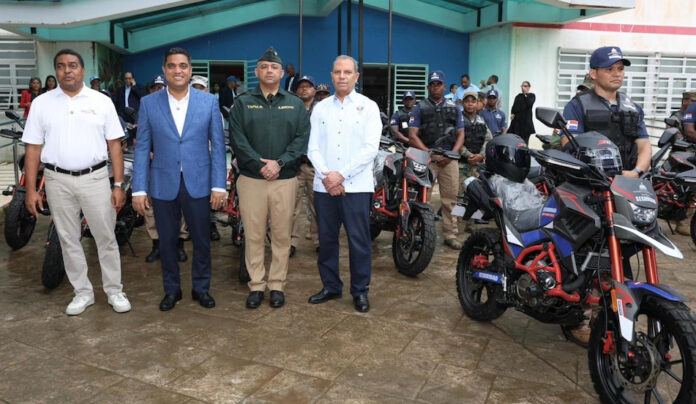 El ministro de Deportes, Kelvin Cruz; José P. Monegro, presidente del Comité Organizador de Santo Domingo 2026; Garibaldy Bautista, presidente del Comité Olímpico Dominicano, y el coronel Omar Tapia Rivas, director de Seguridad de Miderec.