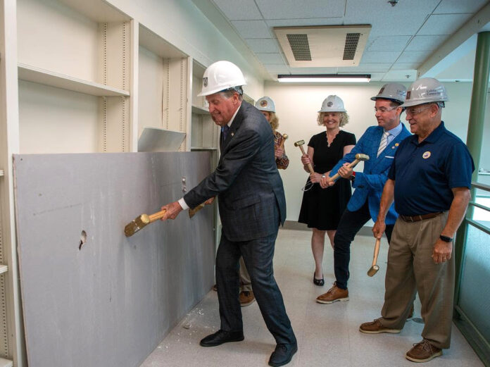 El gobernador Dan McKee y el administrador de la ciudad de Bristol, Steve Contente, supervisaron el lanzamiento de los trabajos para la renovación de la Biblioteca Gratuita Rogers.