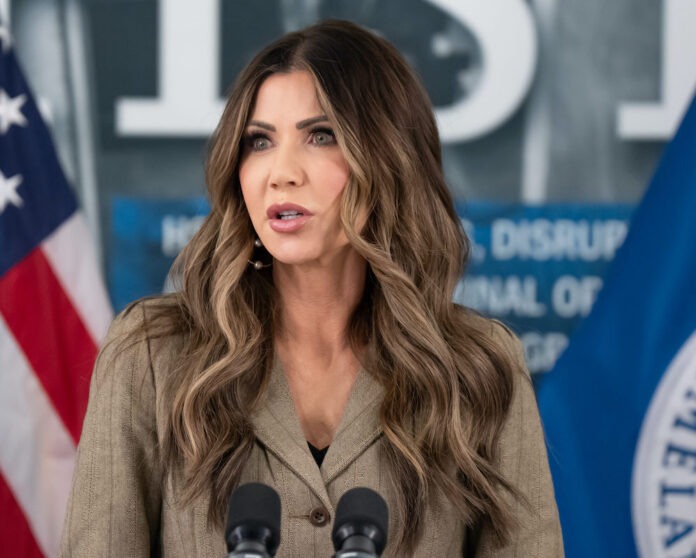 Secretaria de Seguridad Nacional, Kristi Noem (Foto crédito: Glen Stubbe) 