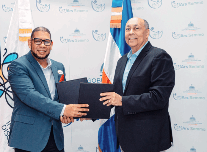 Doctor Fernando Benoit Peña, director nacional del CAID, y el doctor Luis René Canaán Rojas, director ejecutivo de ARS SEMMA.