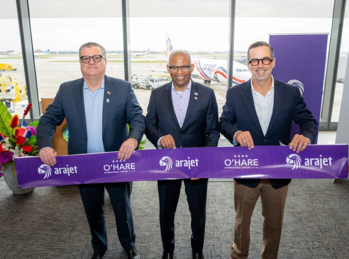 El cónsul dominicano Elías Brache; el comisionado del Departamento de Aviación de Chicago, Michael McMurray y Manuel Luna, encargado de Comunicación y Asuntos Públicos de Arajet.