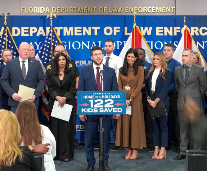 El fiscal general James Uthmeier se dirige a los medios de prensa durante el anuncio de los resultados de Operation Home for the Holidays.