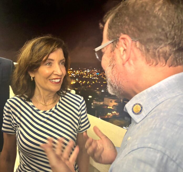 El senador Luis R. Sepúlveda conversa con la gobernadora de Nueva York, Kathy Hochul.