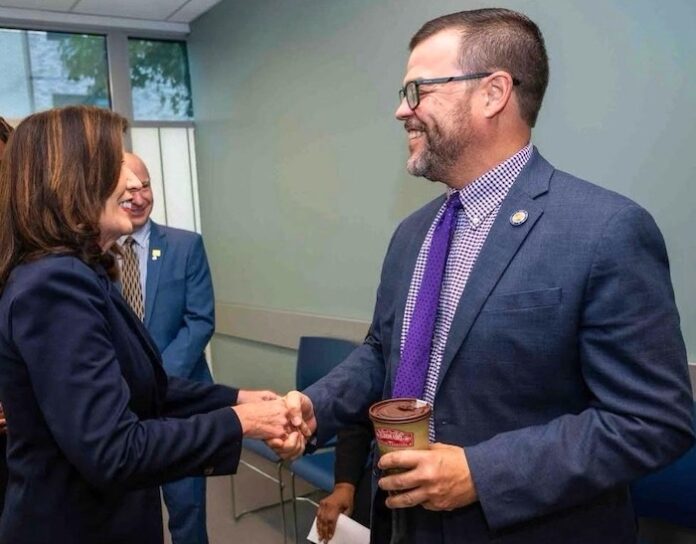 Senador estatal Luis Sepúlveda saluda a la gobernadora Kathy Hochul.