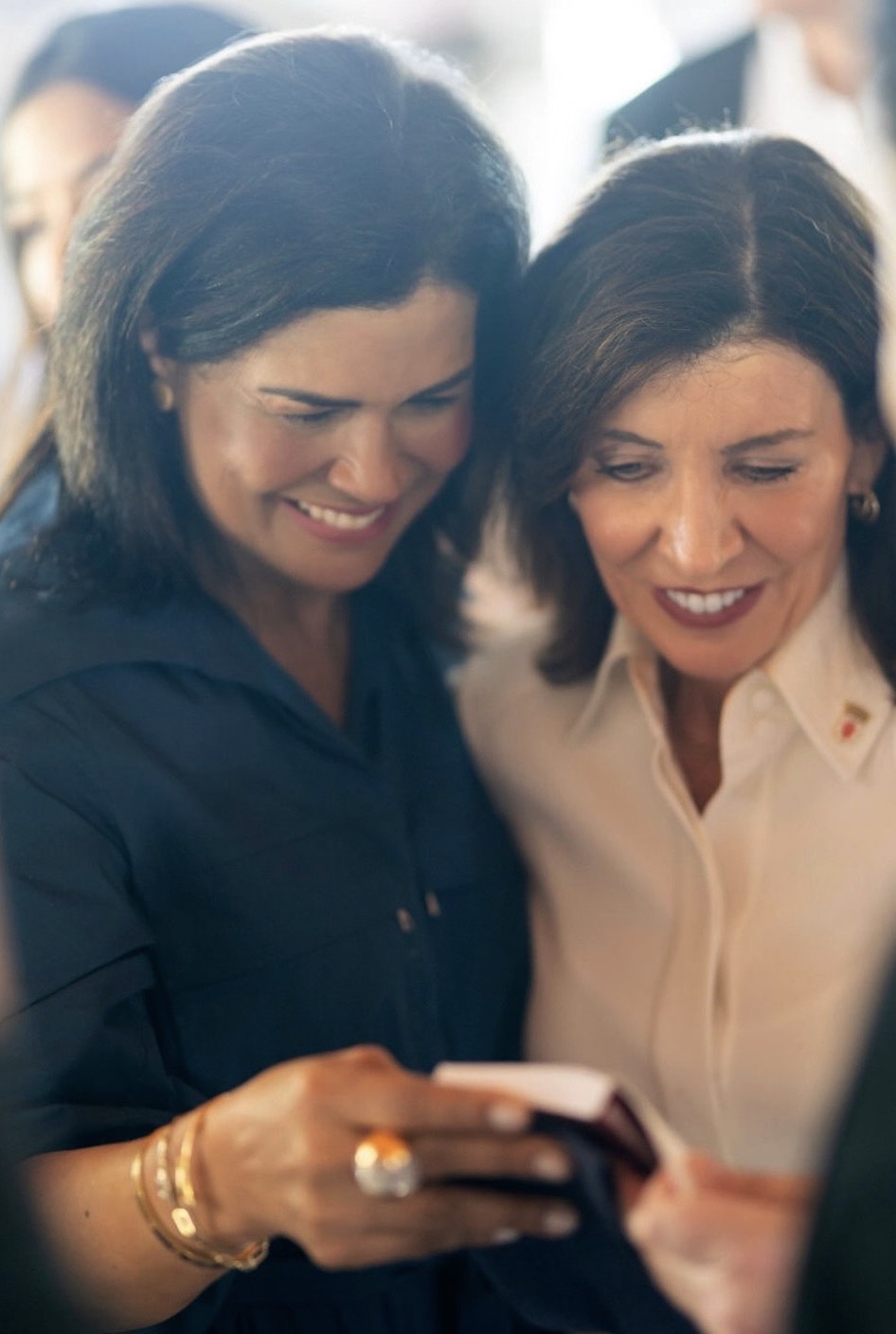 La doctora María del Carmen Santana de Cabrera y la gobernadora de Nueva York, Kathy Hochul.