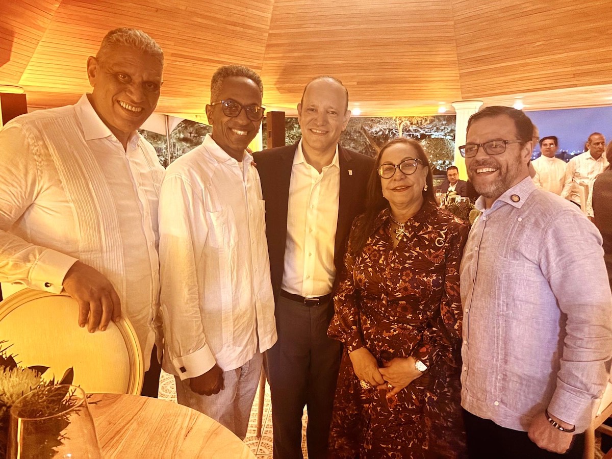 El cónsul de República Dominicana en Nueva York, Jesús Vásquez Martínez; Al Taylor; Ulises Rodriguez; la gobernadora de Santiago, Rosa María Santos y el senador Luis R. Sepúlveda.