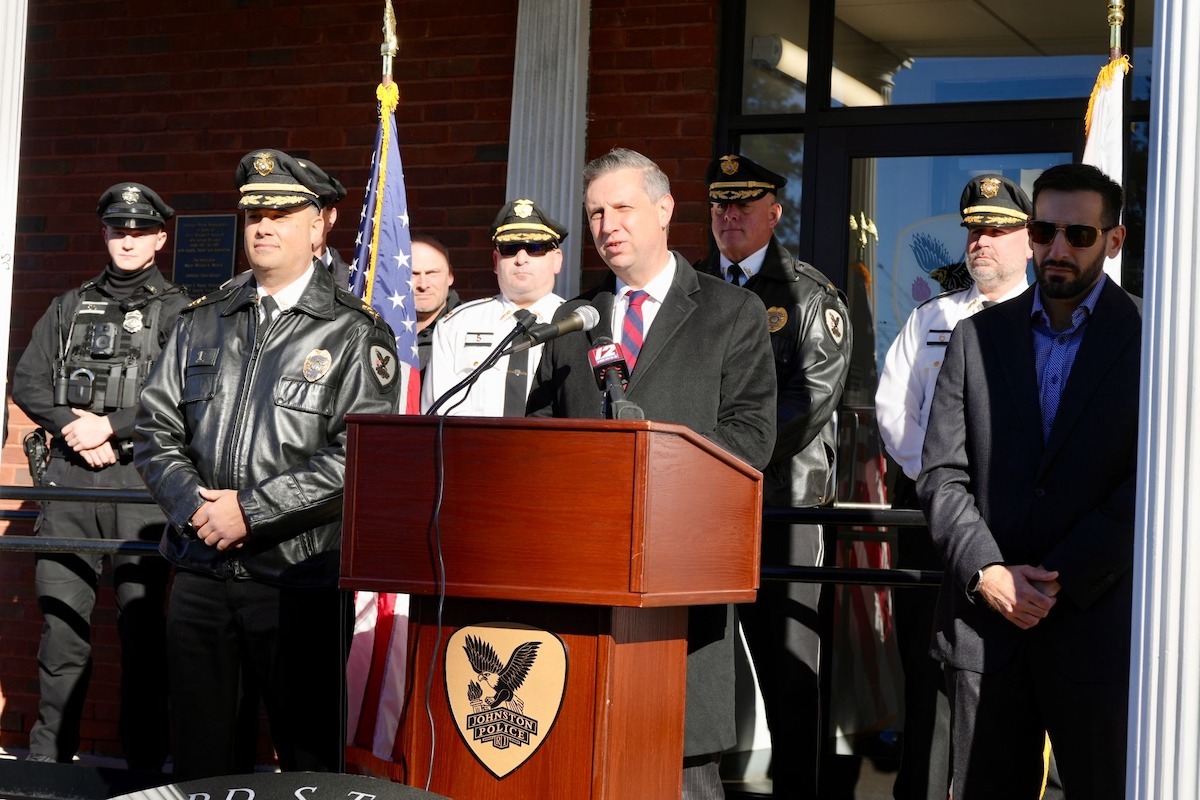 El representante Seth Magaziner, el alcalde Joseph Polisena Jr., el jefe del Departamento de Policía de Johnston, Mark A. Vieira.