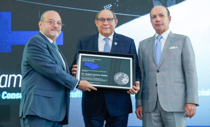 El profesor Rafael Santos Badía, director general deI NFOTEP, recibe el reconocimiento de los representantes de AIREN.