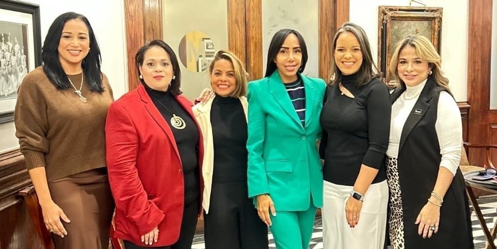 Representantes de MITUR y el sector privado.