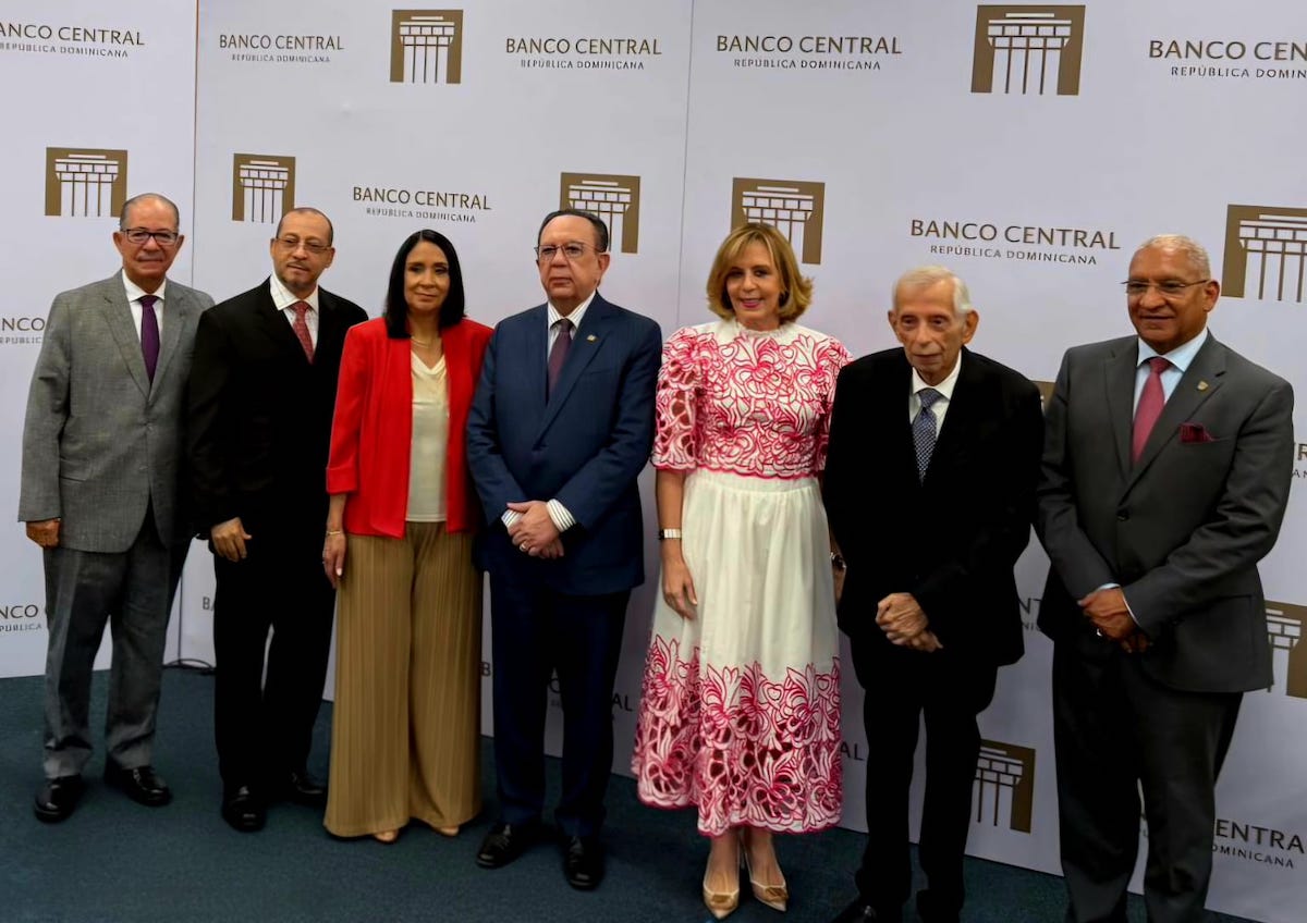 De izquierda a derecha, José Alcántara Almánzar, director cultural del Banco Central; Tulio Cordero, escritor y poeta; Vivian Jiménez Quiñones, periodista y escritora; el gobernador del Banco Central, Héctor Valdez Albizu; la vicegobernadora del Banco Central, Clarissa de la Rocha; Luis Beiro, escritor y crítico literario, y Ervin Novas Bello, gerente del Banco Central.