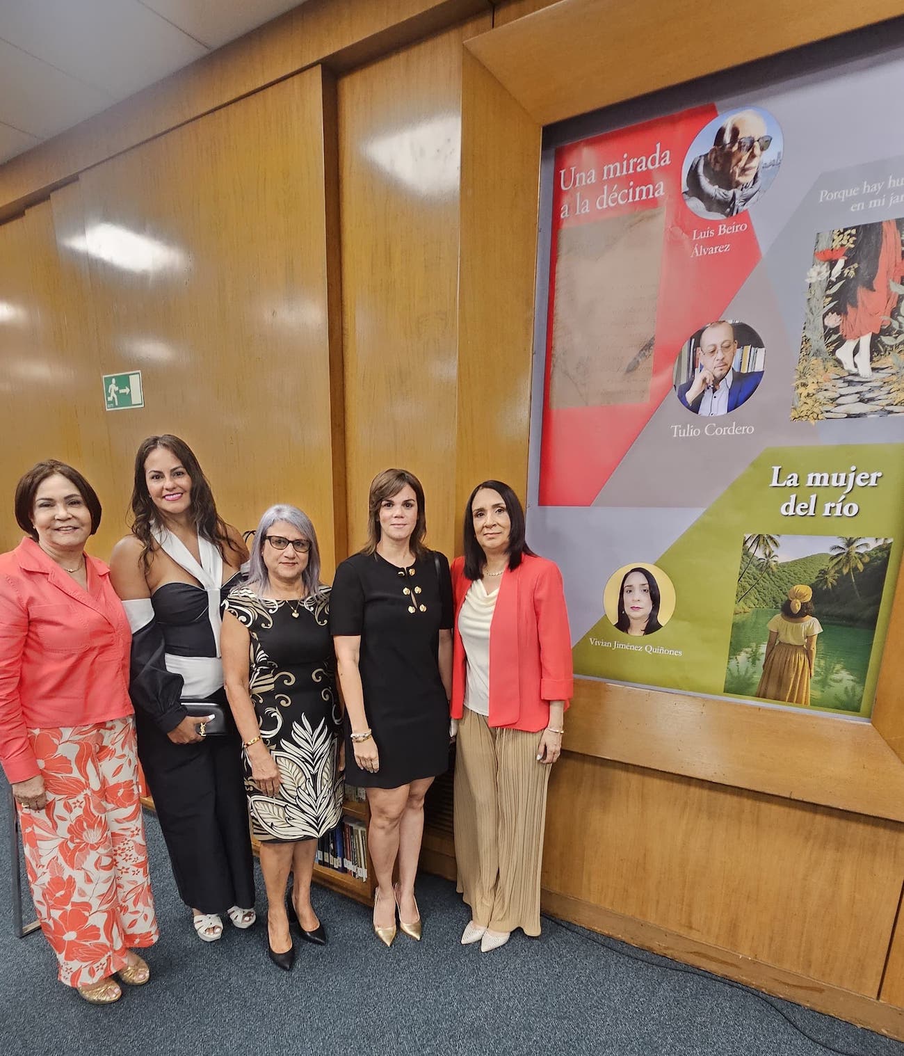 Vivian Jiménez Quiñones, junto a una reproducción de la portada de "La mujer del río".