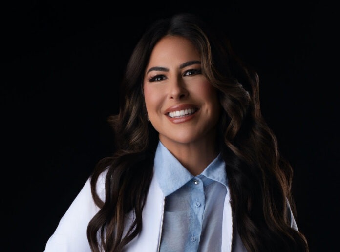 Doctora Vivian Menéndez, especialista en odontología cosmética y regenerativa.