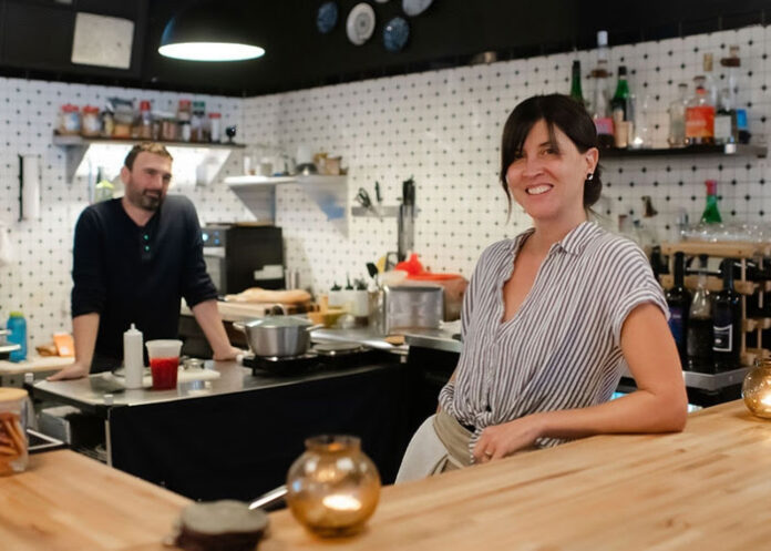 Uriah Donnelly and Janet Moscarello. (Foto: Lisa Frechette Photography)
