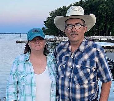 Jim Brown junto a su esposa Donna Hughes-Brown.