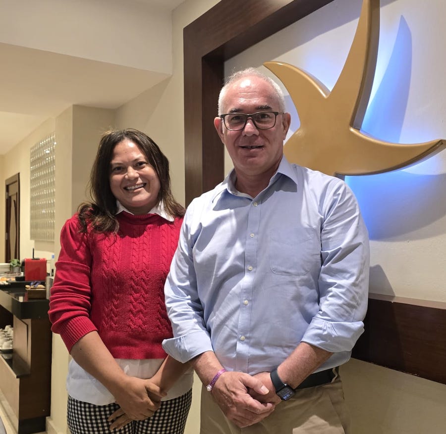 Ercira del Villar, encargada de la Oficina Satélite del INFOTEP en Bávaro, y Luis Zamora, Chief People Officer de Grupo Iberostar.