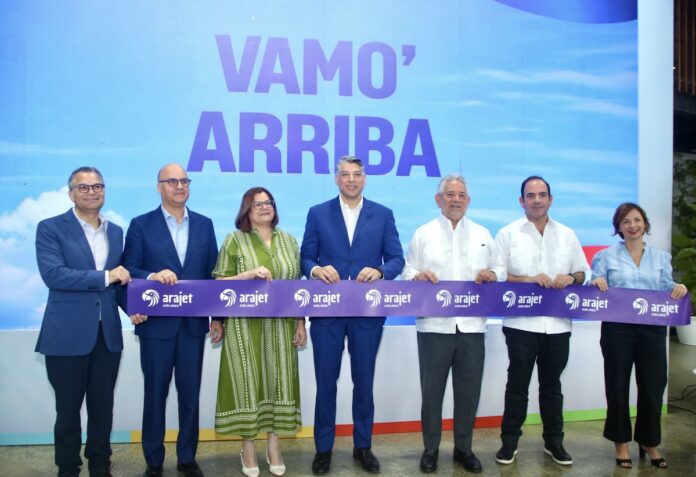 Alberto Cruz, Igor Rodriguez, Bernanda Franco, Victor Pacheco, Roberto Henríquez, Giovanni Rainieri y Alexandra Malvezin durante la inauguración de las nuevas oficinas corporativas de Arajet en Santo Domingo.