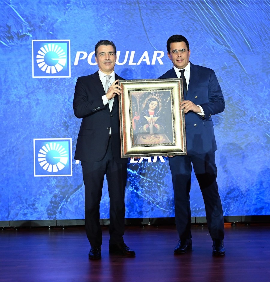 El presidente ejecutivo del Banco Popular Dominicano entregó una imagen de la Virgen de la Altagracia al ministro de Turismo, David Collado.