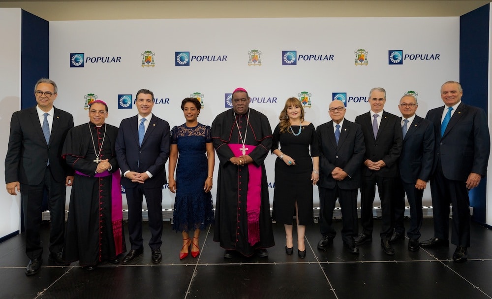 Ejecutivos del Banco Popular junto al Obispo de la Diócesis de Higuey.