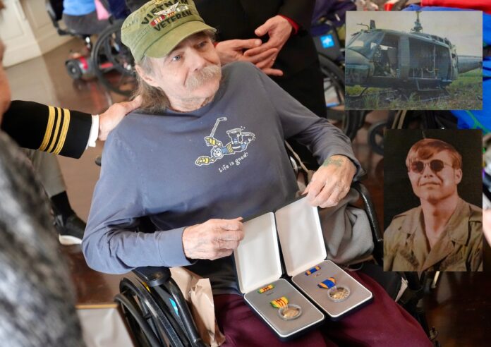 El veterano de guerra, Kenneth Barber, muestra con orgullo sus distinciones. (Fotos cortesía Oficina Rep. Seth Magaziner)