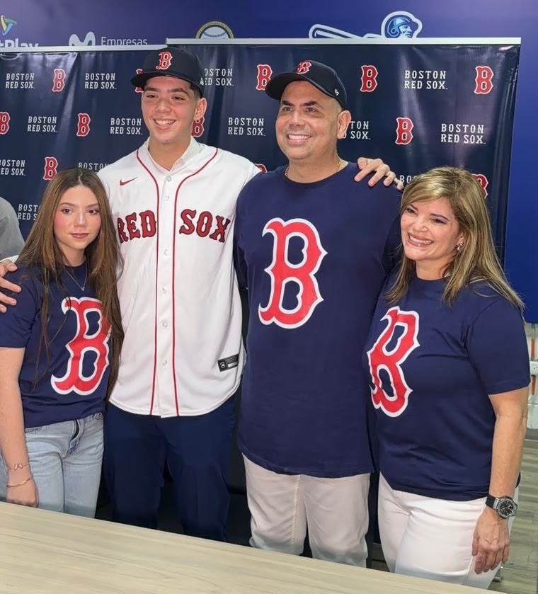 El joven lanzador colombiano junto a sus familia.