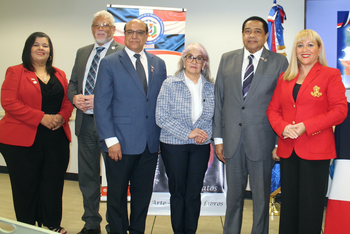 Ingrid Zapata, directora de la Casa de la Dominicanidad; José Enrique Rodríguez, presidente de la Cámara Dominicana de Comercio de la Florida (DCCF); Ramon Toribio, director del Instituto de Dominicanos en el Exterior (INDEX); Luisa Sanchez, Luisa Sánchez, coordinadora de la Tertulia 4Gatos Osceola; el cónsul dominicano Antonio Rosario Pimentel, y Gheidy De La Cruz, secretaria general del Colegio Dominicano de Periodistas – Seccional Florida Central (CDP-FLC). 
