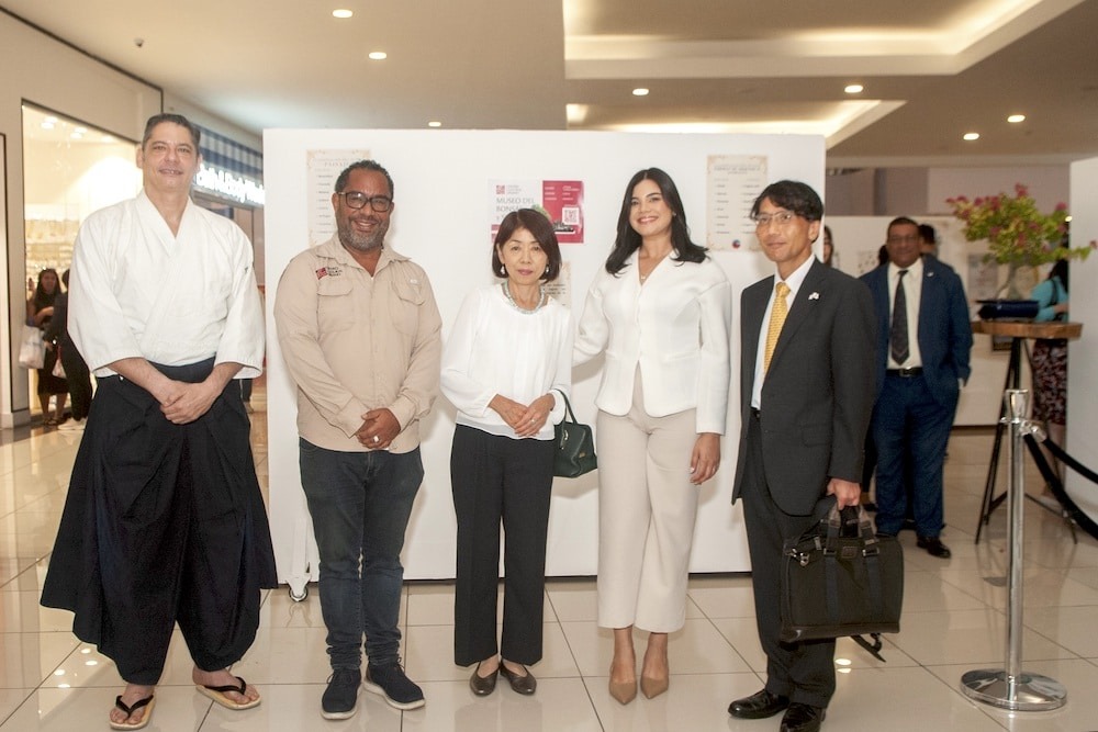 Alejandro Domínguez, Víctor Liriano, Hisako Hayakawa, María Elena Cruz y el embajador Osamu Hayakawa.