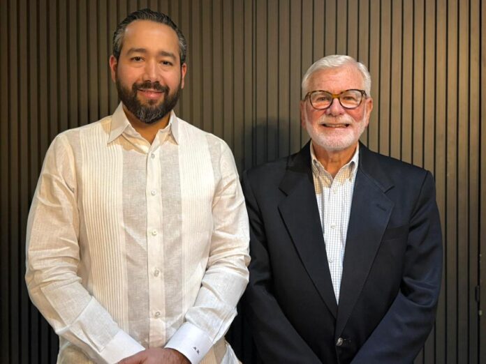 Alejandro Miguel Ramírez Suzaña, actual presidente de Acción Cristiana y José Antonio Flaquer, presidente saliente.