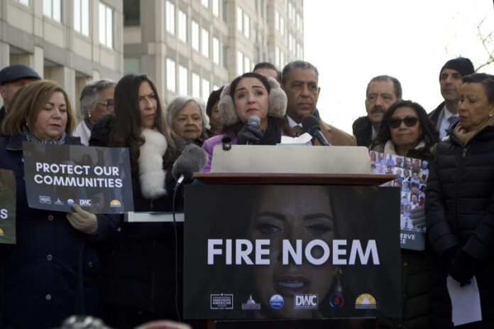 Demócratas de la Cámara de Representantes de Estados Unidos y líderes de varios grupos parlamentarios durante una manifestación frente a la sede de ICE.