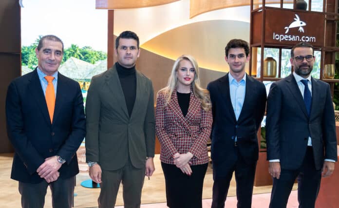 De Izquierda a derecha: Ignacio Bernaldo de Quirós, Francisco López, Nayra González, Diego López y José Alba.