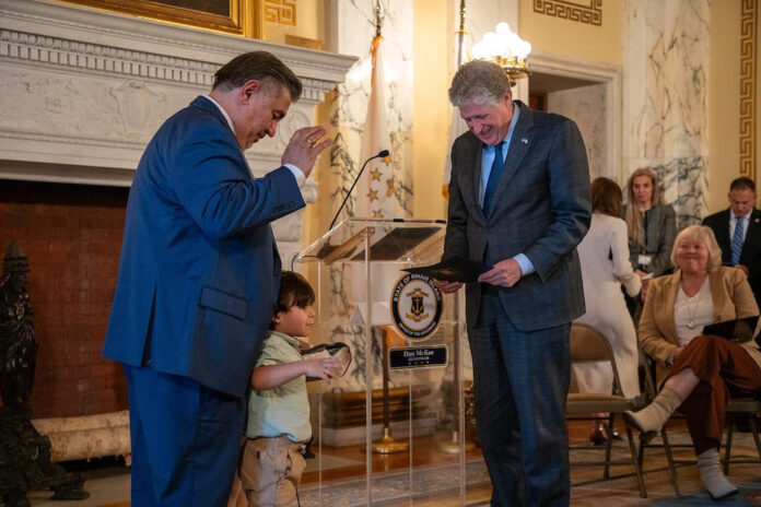 El gobernador Dan McKee durante la juramentación de Alberto Aponte Cardona como Juez Asociado del Tribunal de Familia de Rhode Island.