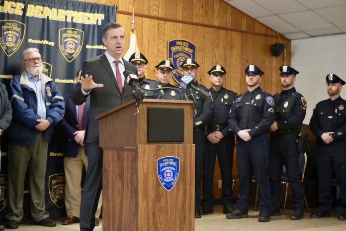 El representante estadounidense Seth Magaziner (RI-02).