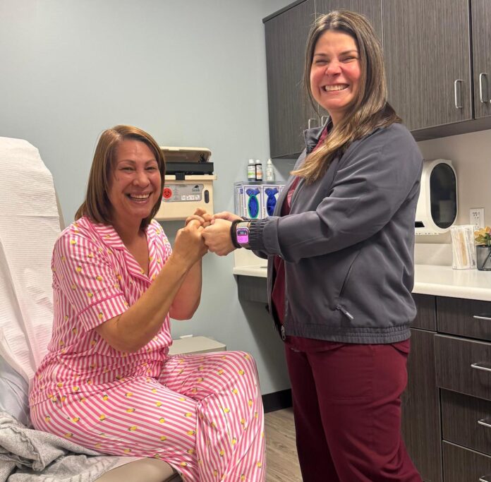 Mayra La Paz junto a la doctora oncóloga Sandra Dennis del hospital Advent Health de Florida.