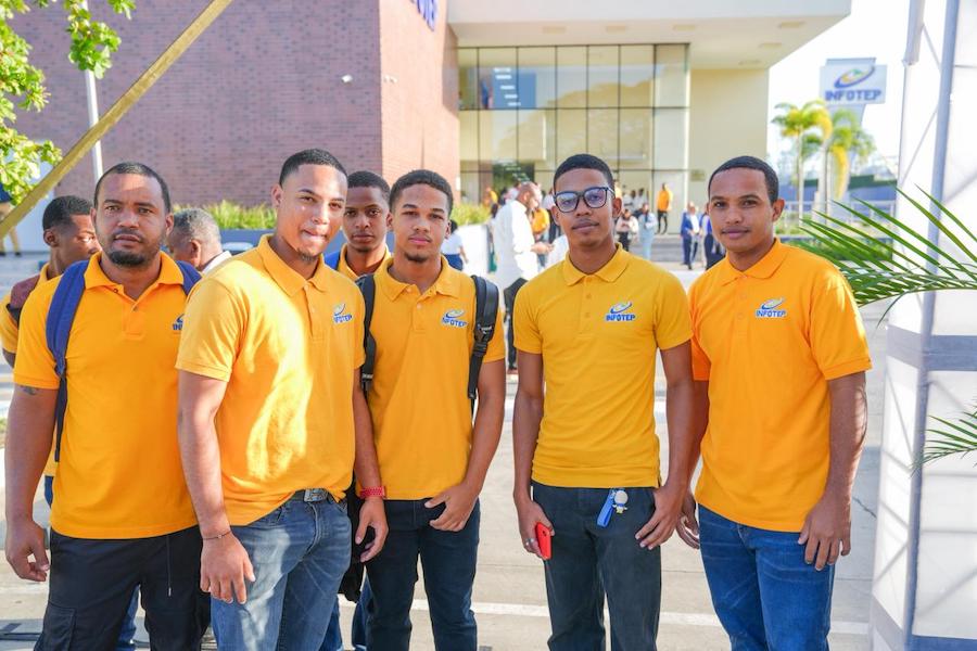 La meta de capacitar a más de 918 mil participantes en todo el territorio nacional.